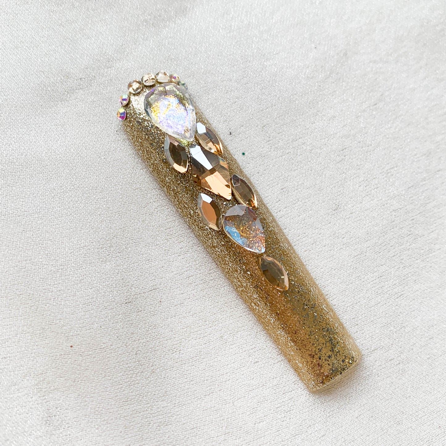 FC63 Gold irregular graphic nails