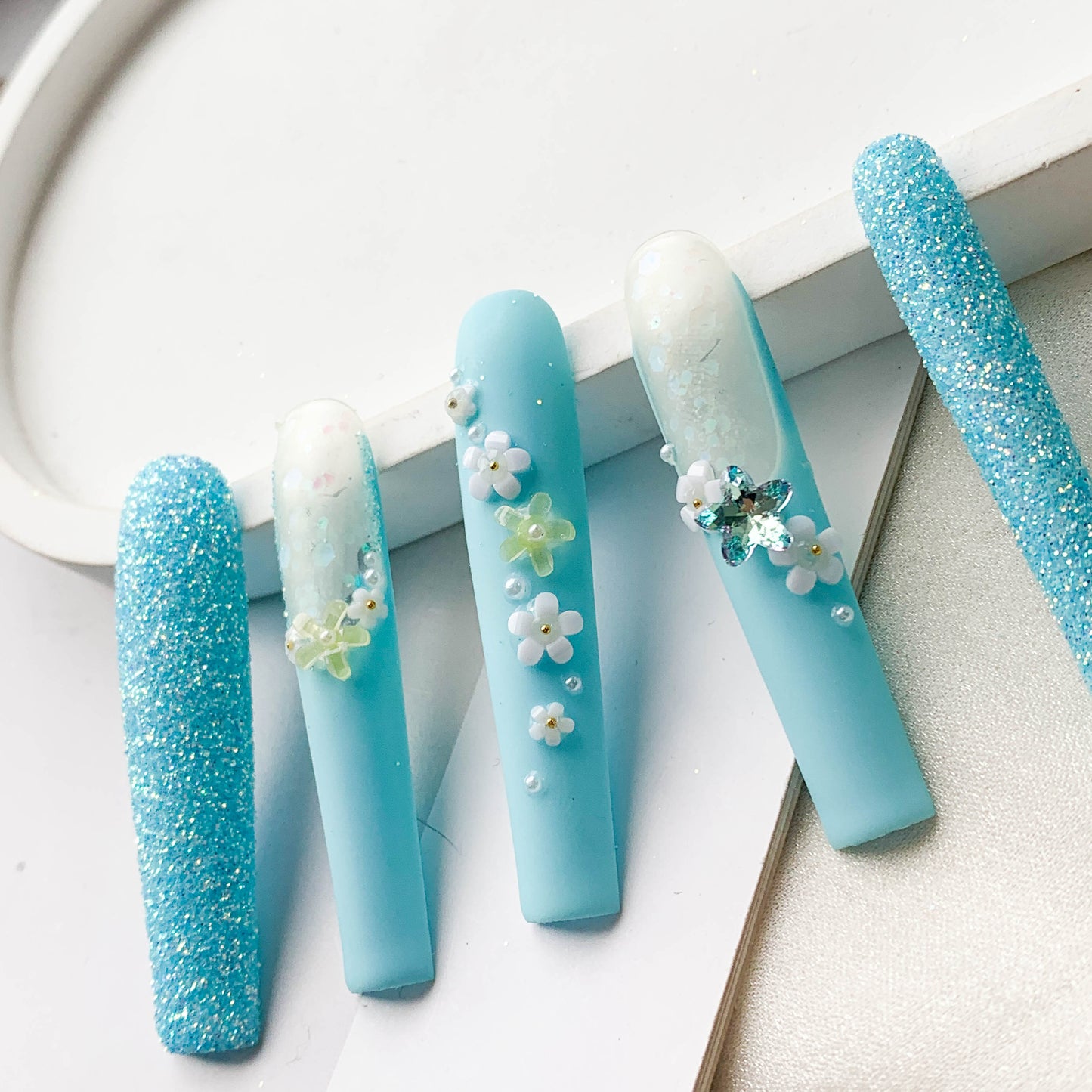 FC79 Blue and white gradient nails