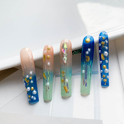 FC84  Blue and white gradient nails